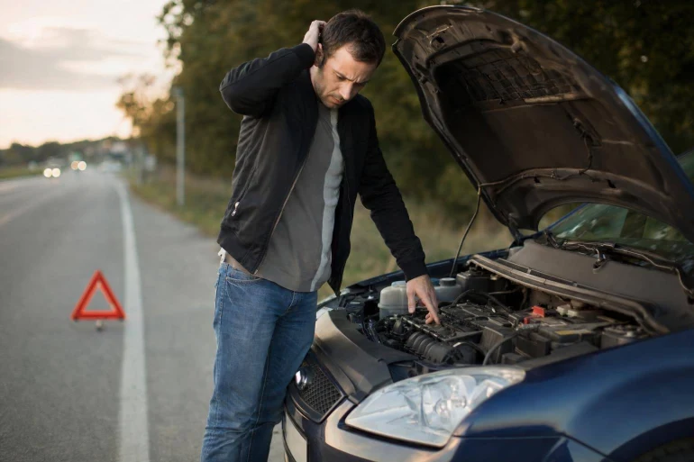 Homme inspectant moteur voiture en panne